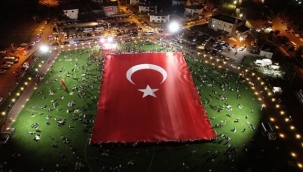 Talas Paraşüt indirme alanında dev TÜRK bayrağı açıldı