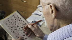 Yaşları 53 ile 100 arasında değişen yaklaşık 2000 kişiyi inceleyen bir araştırma; mektup yazma, bulmaca çözme, masa oyunları oynama gibi faaliyetlerin Alzheimer hastalığını geciktirdiğini ortaya çıkardı.