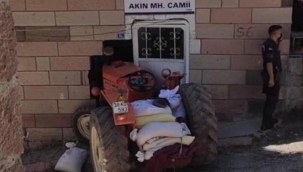 Traktörüyle cami duvarına çarpan kişi hastanede hayatını kaybetti.