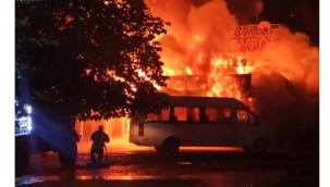 3 DÜKKAN VE YOL ÜSTÜNDE BULUNAN MİNÜBÜS KÜLE DÖNDÜ!