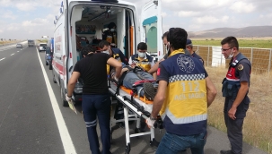 KAYSERİ'DE OTOMOBİL YOLDAN ÇIKIP ŞARAMPOLE DEVRİLDİ!