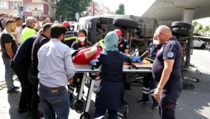 Kaza yapan et yüklü kamyonet devrildi