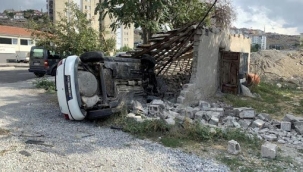 KONTROLÜNÜ KAYBETTİĞİ OTOMOBİL YAN YATARAK BAHÇEYE GİRDİ!