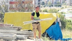 ÖĞRENCİLERİNE AYAKKABI ALABİLMEK İÇİN İNŞAATTA ÇALIŞAN VEFAKAR MÜDÜR!!