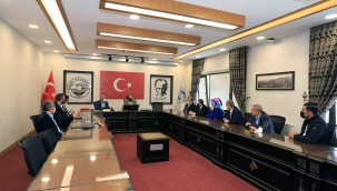 EĞİTİM-BİR-SEN'DEN BAŞKAN YALÇIN'A PLAKET