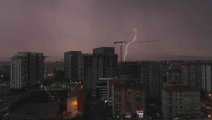 KAYSERİ'DE GECEYİ YILDIRIMLAR AYDINLATTI!