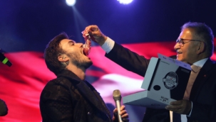 KONSER VEREN MUSATAFA CECELİYE BAŞKAN MEMDUH BÜYÜKKILIÇ KENDİ ELLERİ İLE PASTIRMA İKRAM ETTİ!