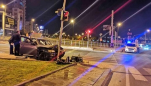 Kontrolünü kaybeden sürücü direğe çarptı!