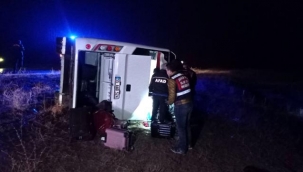 SAĞLIK PERSONELİ TAŞIYAN MİNİBÜS DEVRİLDİ! 1 ÖLÜ , 24 YARALI