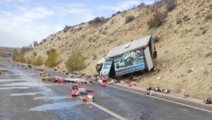 SİVAS'IN GÜRÜN İLÇESİNDE MADENİ YAĞ DOLU KAMYON DEVRİLDİ, YAĞLAR YOLA SAÇILDI.