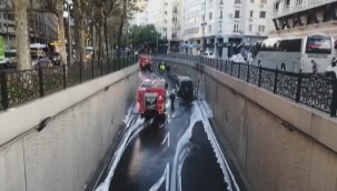 Taksim tünel çıkışında servis minibüsü alev alev yandı!