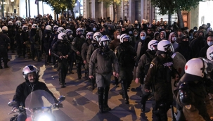Yunanistan'da polis şiddetine karşı halk sokaklara döküldü!