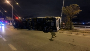 Boğaz köprüde meydana gelen kazada, plastik ham maddesi yüklü tır virajı alamayarak devrildi!