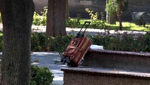 Kayseri'de Cumhuriyet Meydanındaki parkın içerisinde unutulan valiz, fünye ile patlatıldı!