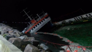 Maltepe Sahili'nde lodos nedeniyle kıyıya oturan gemi battı!