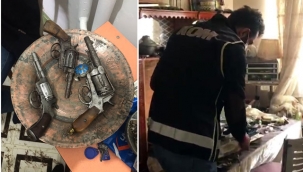polis ekipleri tarafından operasyon düzenlenen evde tarihi eserler bulundu, ev sahibi tutuklandı!