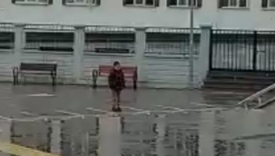 Sağnak yağmura rağmen saygı druşunda bekledi!