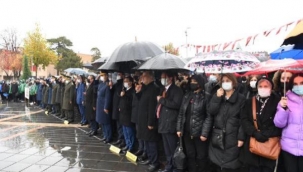 Sağnak yağmurda 10 Kasım Anması.
