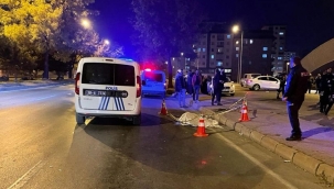 YOLUN KARŞISINA GEÇMEK İSTEYEN KADINA , MİNİBÜS ÇARPTI HAYATINI KAYBETTİ!