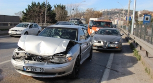4 aracın karıştığı zincirleme kazada 2 yaralı