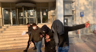 Adliyeye sevk edilen pişkin hırsız şarkı söyleyerek oynadı