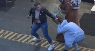 Anne öfkesi! Beş gündür eve gelmeyen kızıyla karşılaşınca saçlarına yapıştı