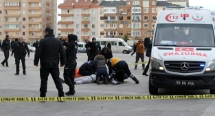 Babasını, eski müvekkilini öldürmeye azmettirmekten yargılanan avukata tahliye