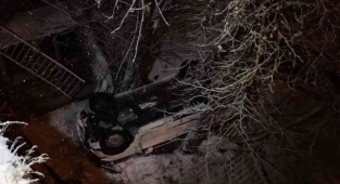 Bahçeye uçan otomobilden yara almadan çıktı, yardım istemeye gitti!