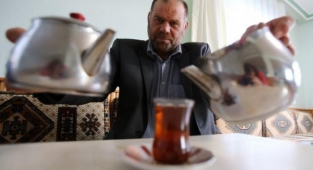 Çaya doymuyor, bir oturuşta 100 bardak çay içiyor!
