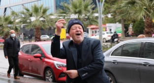 Davul-zurna tutup göbek atarak doların düşmesini kutladı, çevredekiler düğün sandı!