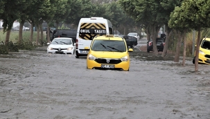 Fırtına Antalya'yı esir aldı!
