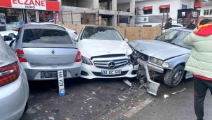 Gevhernesibe Mahallesi Gök Geçidi üzerinde meydana gelen kazada 4 araçta maddi hasar oluştu.