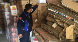 Gıda stoku yaptığı belirlenen bir kişinin deposuna baskın yapılarak mühürlendi