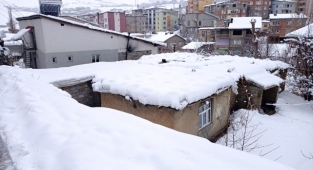 Hakkari'de 247 yerleşim yerinin yolu ulaşıma kapandı