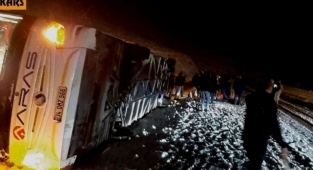 Kars'ta yolcu otobüsü devrildi! Ölü ve yaralılar var!