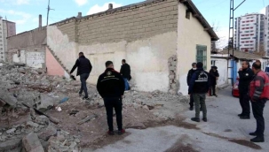 Kayseri'de evin duvarını delen hırsızlar 15 bin TL'yi çalıp kayıplara karıştı