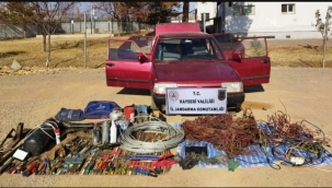 Kayseri'de jandarma ekipleri tarafından düzenlenen çalışmalarda kablo hırsızlığı yapan 3 kişi gözaltına alındı.