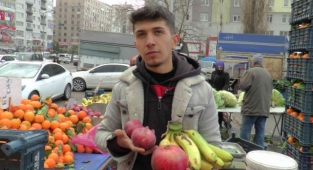 Kayseri'de semt pazarlarında bu haftanın zam şampiyonu elma oldu.