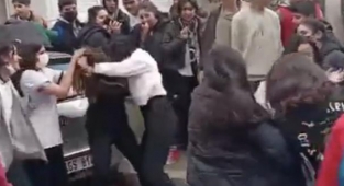 Kız öğrenciler okul çıkışı saç başa kavgaya tutuştu! Kavga anı görüntülendi