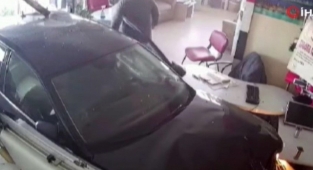 Kontrolden çıkan otomobilin iş yerine girme anı kamerada!