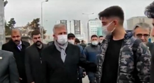 Mansur Yavaş'tan fotoğraf çektirmek isteyen gençlere güldüren cevap: Çıkar telefonunu