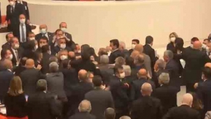 Meclis'te bütçe görüşmeleri sırasında yumruklu kavga! AK Parti ve CHP'liler birbirine girdi!