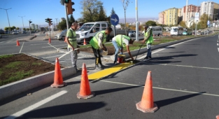 MELİKGAZİ’DE GÜVENLİ VE SERİ ULAŞIM İÇİN YOL ÇİZGİLERİ YAPILIYOR
