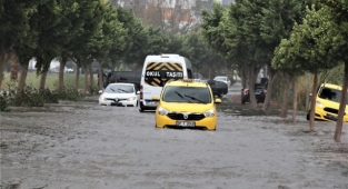 Meteoroloji'nin ‘kırmızı' kodlu uyardığı Antalya'da 3 ilçede okullar tatil edildi