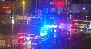 Motosiklet sürücüsü minibüsün altında kaldı!