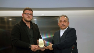 ÖĞRENCİLERDEN KÜTÜPHANE İÇİN TEŞEKKÜR PLAKETİ