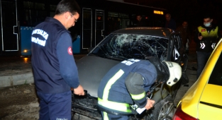 Otomobil önce bisiklete sonra duraktaki otobüse çarptı: 1 ölü, 2 yaralı