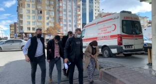 polis ekipleri tarafından düzenlenen operasyonda uyuşturucu ticareti yapmaktan gözaltına alınan anne, baba ve oğulları adliyeye sevk edildi.