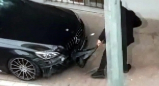 Sinirli koca, karısına ait lüks aracı parçaladı! O anlar anbean kamerada