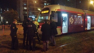 Tramvayın altında can pazarı!